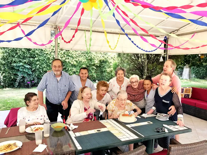 Residentes de Oasis celebrando un cumpleaños en el jardín de la casa en Cuernavaca
