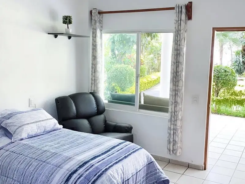 Habitación luminosa para adulto mayor en Residencia Oasis Cuernavaca