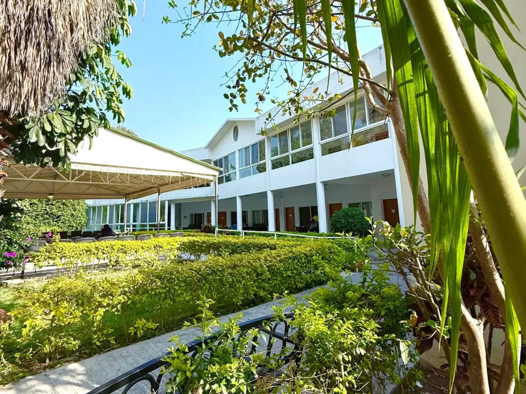 Jardines y edificio de Residencia Oasis Cuernavaca, asilo y casa de retiro para adultos mayores